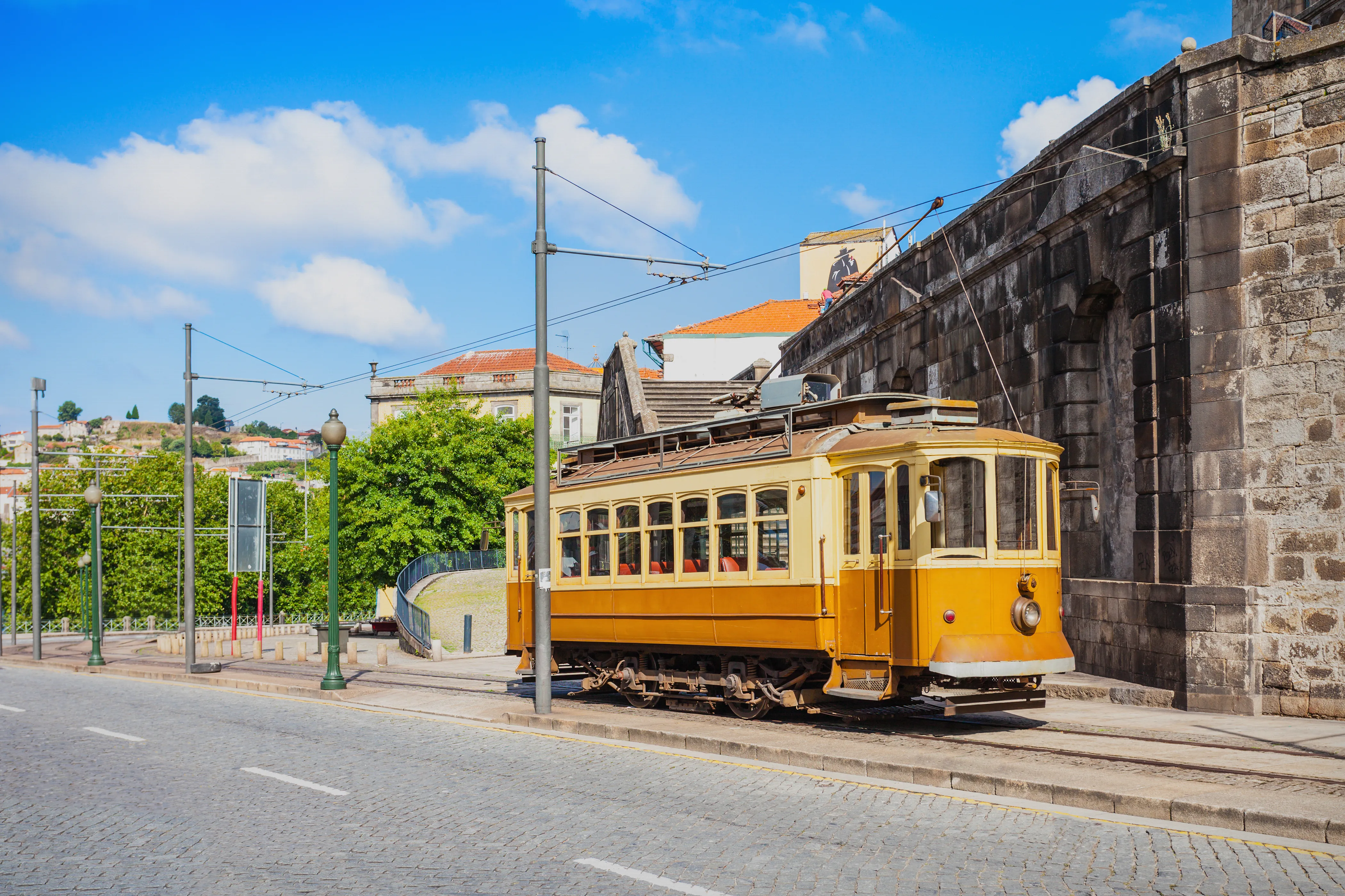 Tramway passant dans la ville de Porto 