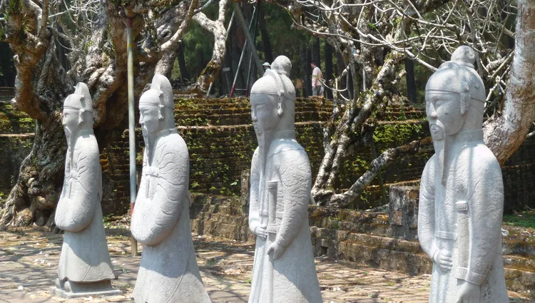 Statues à l'entré du mausolée 