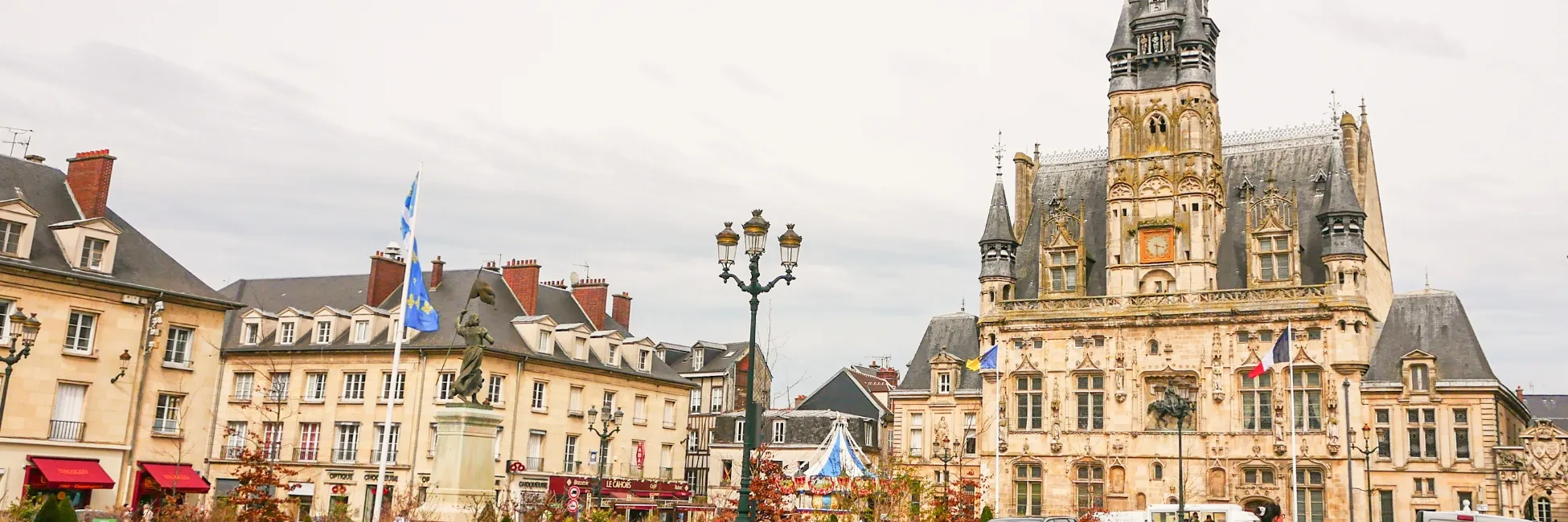 La place centrale de Compiègne 