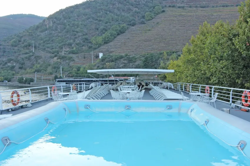 Pont soleil avec piscine sur le MS Vasco da Gama