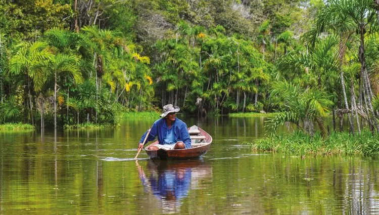 Homme sur une petite barque 