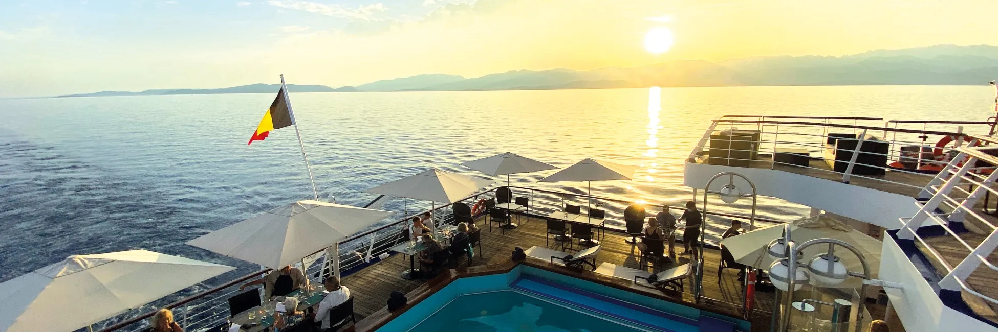 Coucher du soleil sur la piscine de La Belle des Océans 