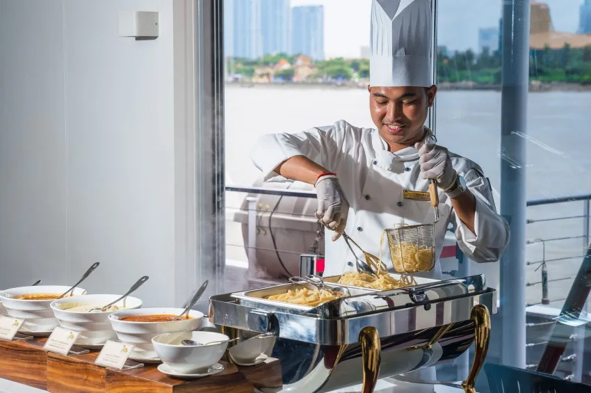 Le cuisinier du RV Indochine II 