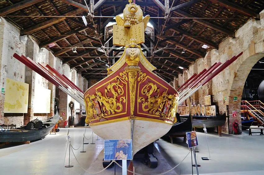 Navire dans le musée d'histoire naval 