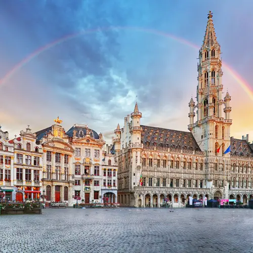 La place de Bruxelles et son arc-en-ciel 