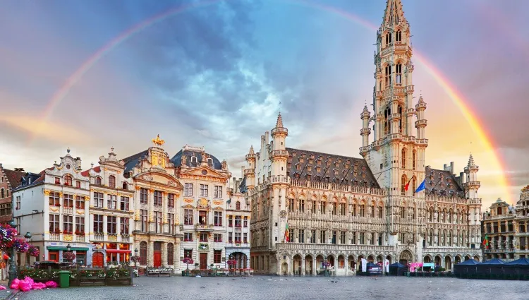 La place de Bruxelles et son arc-en-ciel 