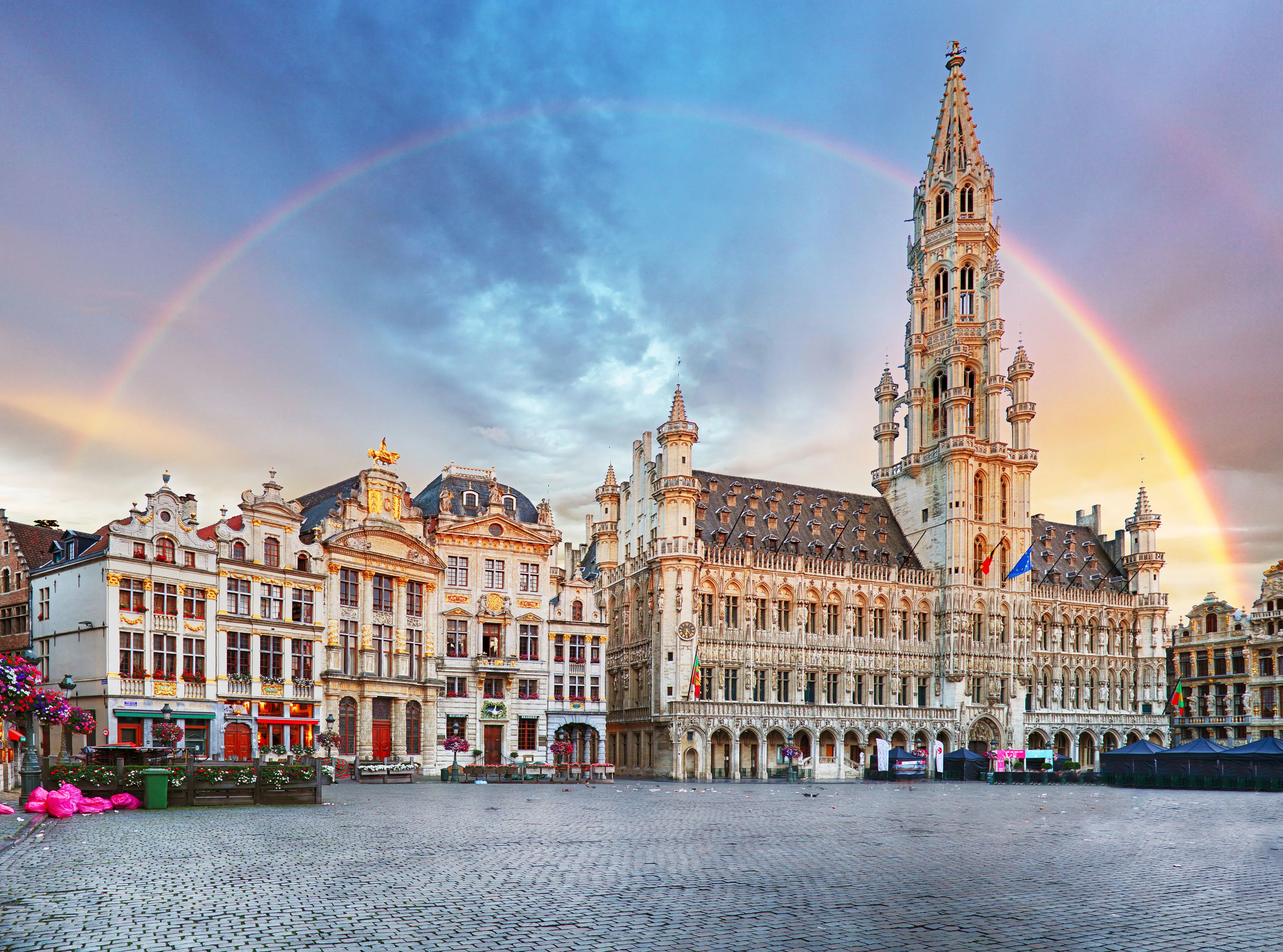 La place de Bruxelles et son arc-en-ciel 