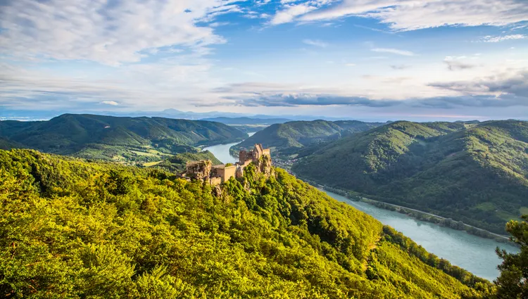 Le Danube traversant le château Aggstein entre Melk et Vienne