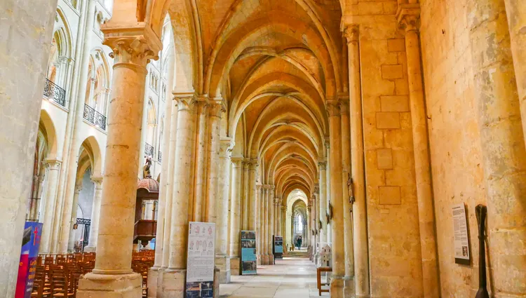 Allée de la cathédrale de Noyon 
