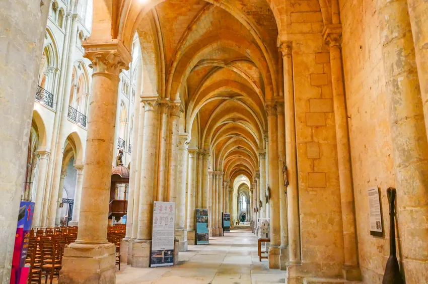 Allée de la cathédrale de Noyon 