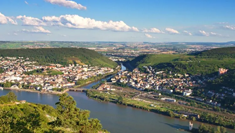 Vue aérienne sur le Rhin et sur Rüdesheim