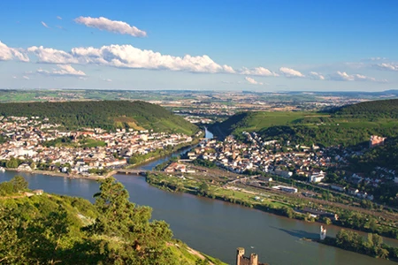 Vue aérienne sur le Rhin et sur Rüdesheim