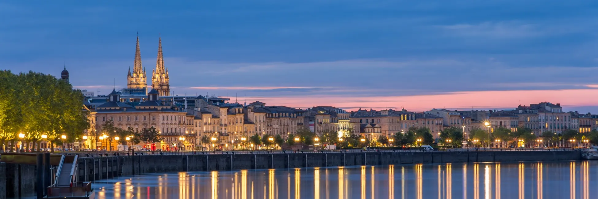 La ville de Bordeaux éclairée de nuit