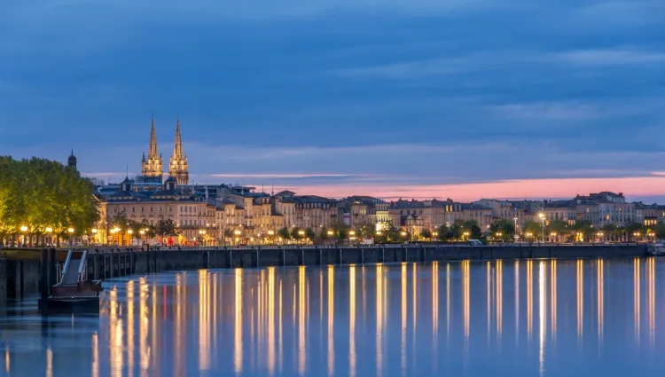 La ville de Bordeaux éclairée de nuit