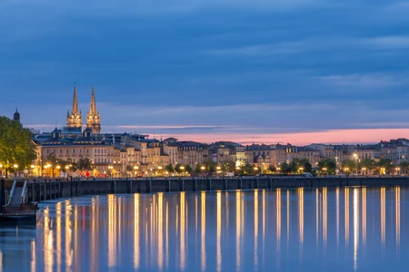 La ville de Bordeaux éclairée de nuit