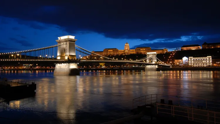 Le pont Szechenyi de nuit 
