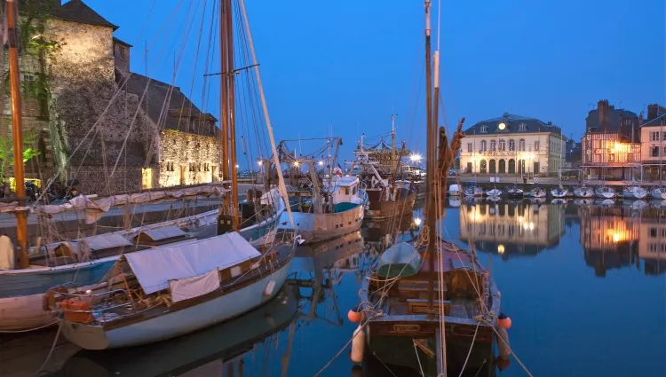 Bateaux sur le port d'Honfleur de nuit 