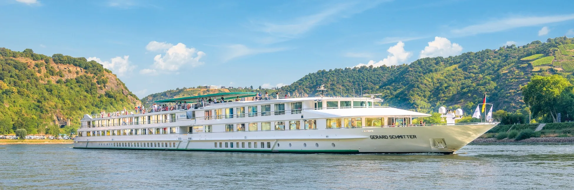 The MS Gérard Schmitter is cruising at Goarshausen