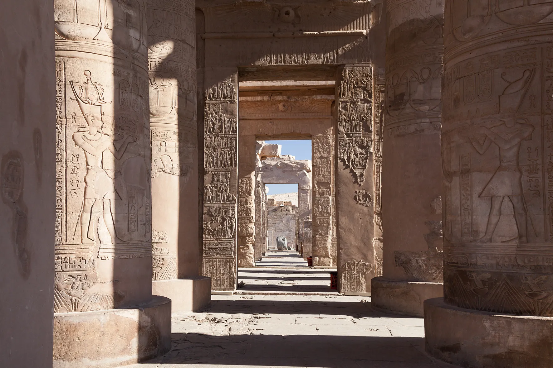 Allée dans le temple de Kôm Ombo 