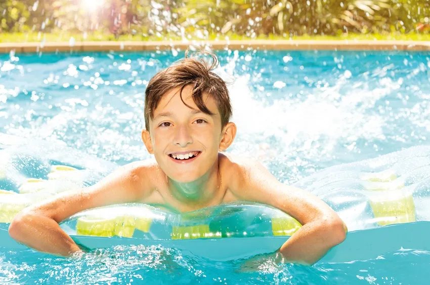 Garçon dans la piscine de Salamanque 