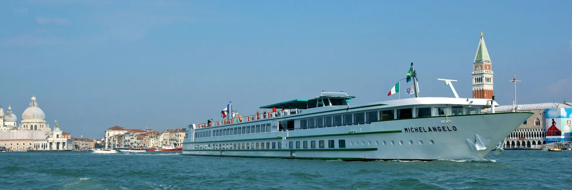 Bateau en navigation sur le Grand Canal