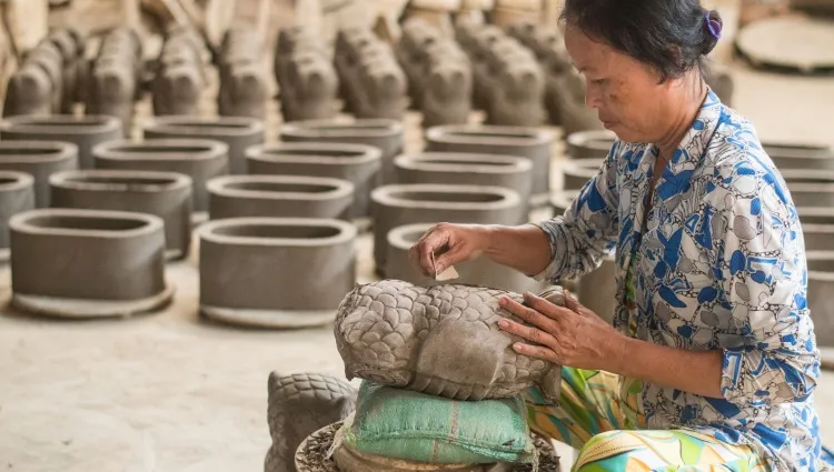 Atelier de sculpture en argile au Cambodge 