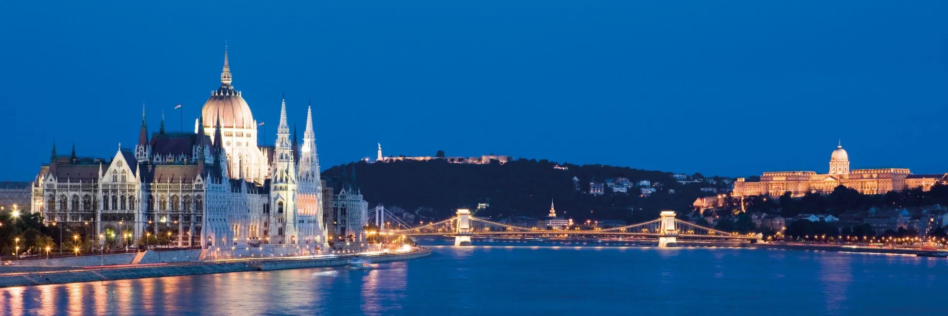 Le parlement de Budapest de nuit 