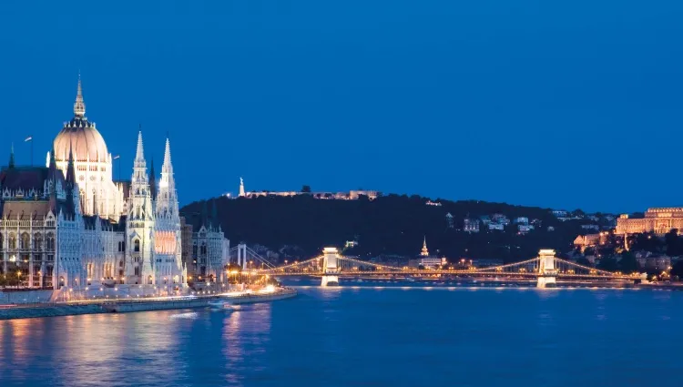 Le parlement de Budapest de nuit 