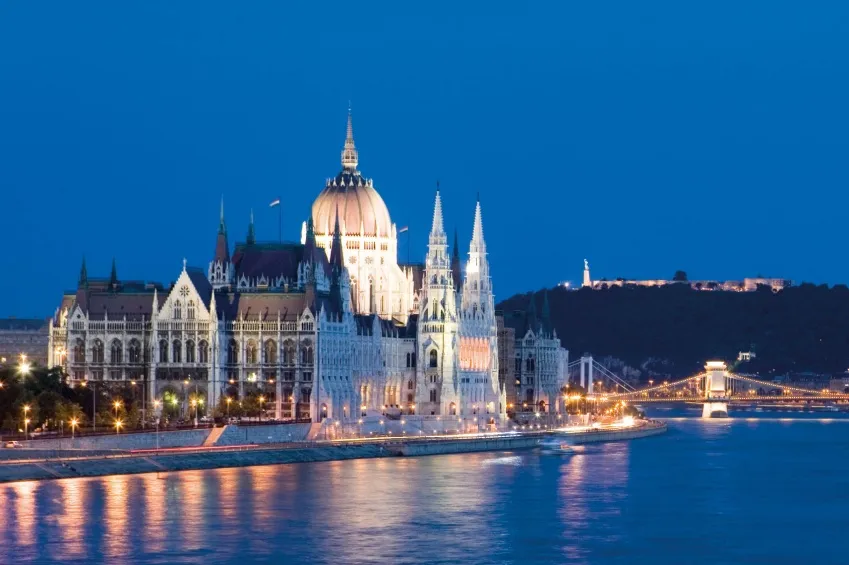 Le parlement de Budapest de nuit 