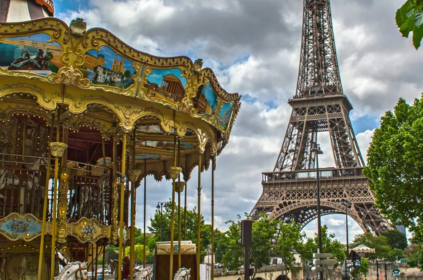 Carrousel près de La Tour Eiffel 