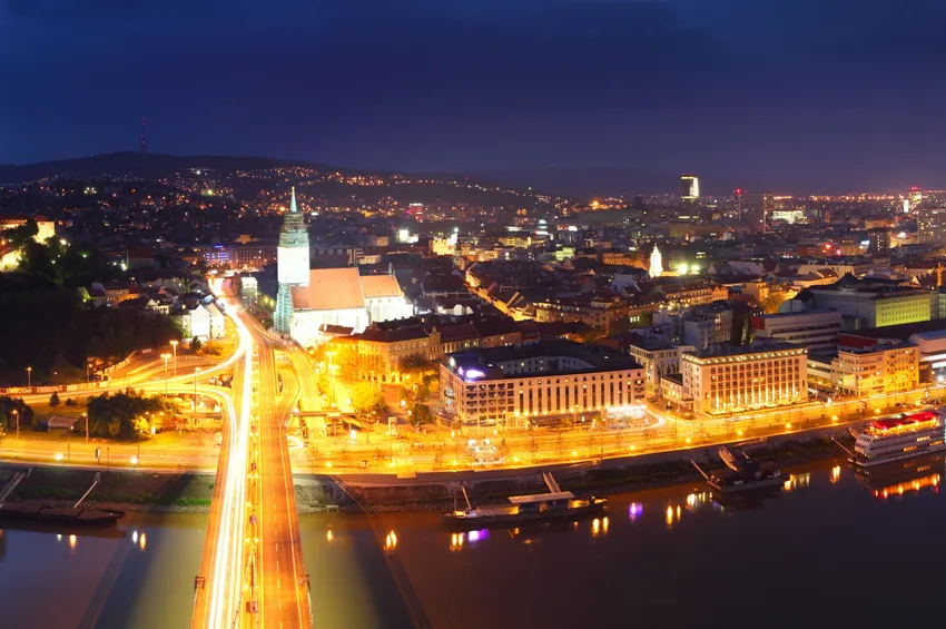Bratislava éclairée de nuit
