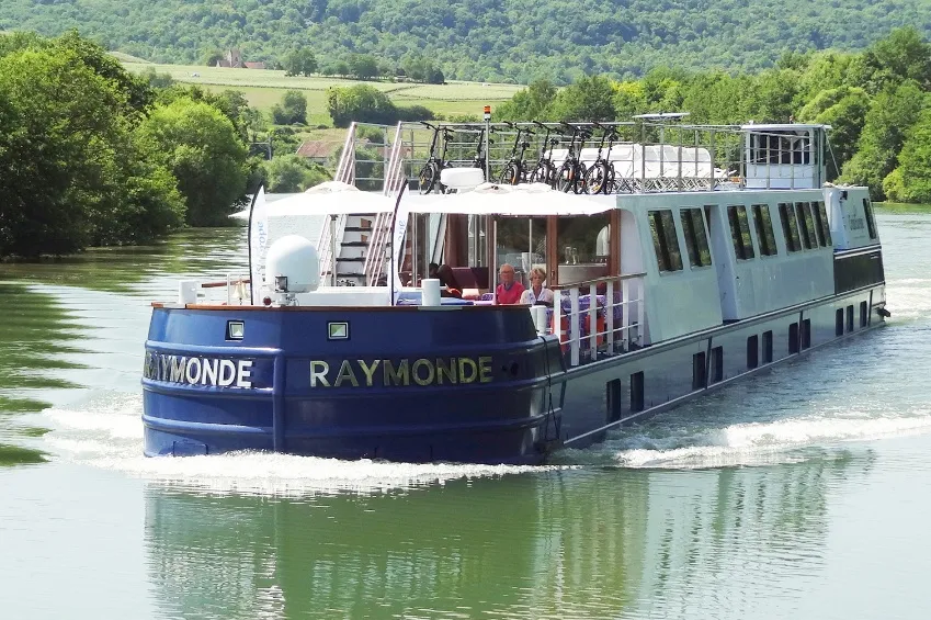 Péniche Raymonde de face