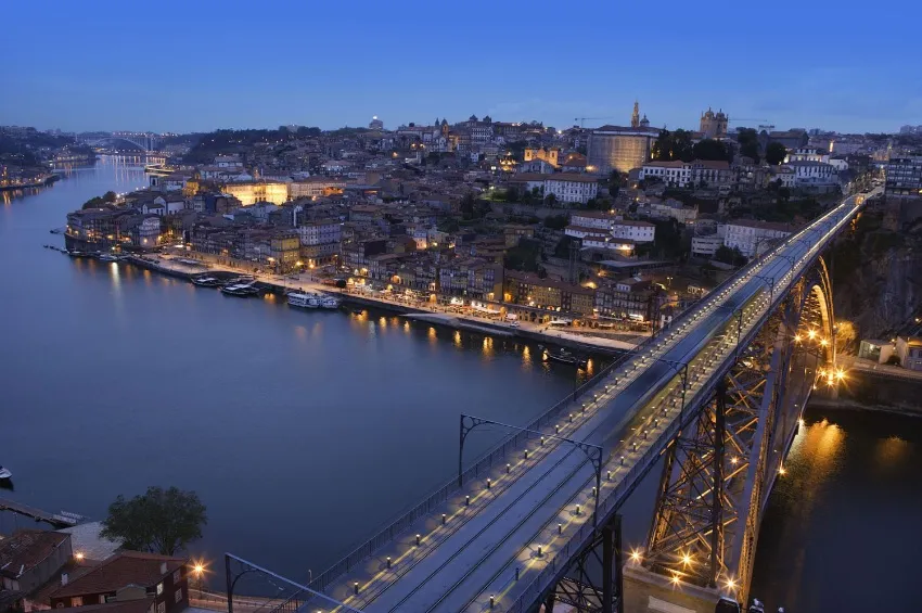 Vue sur Porto de nuit 