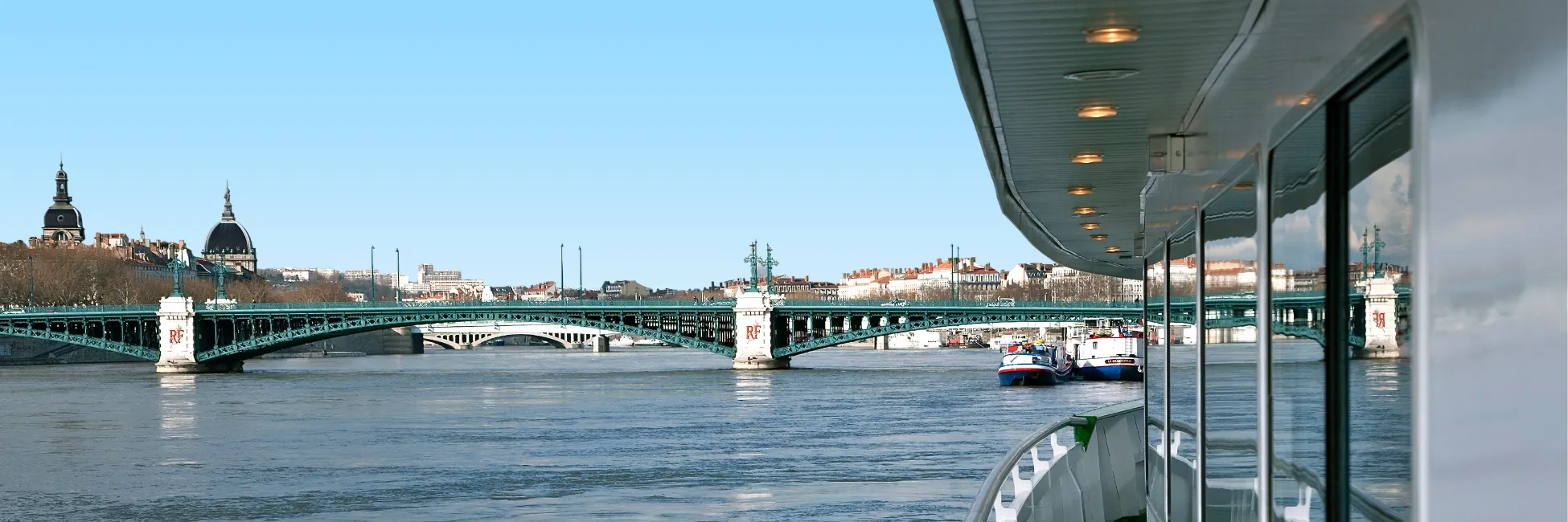 Bateau en navigation sur le Rhône 