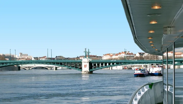 Bateau en navigation sur le Rhône 