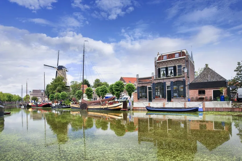 La ville de Gouda et son canal 