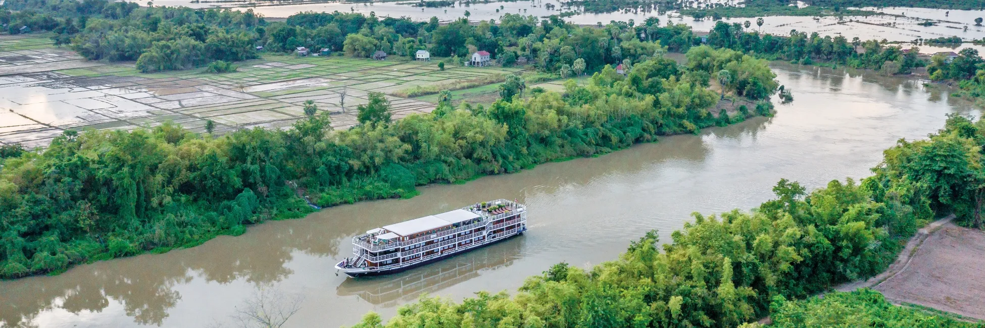 Le RV Indochine navigue sur le Mékong