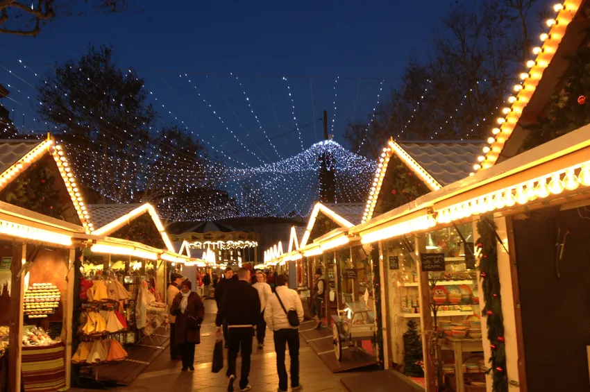 Allées du marché de Noël d'Avignon 