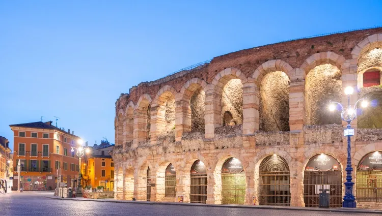 Les arènes de Vérone éclairées de nuit 