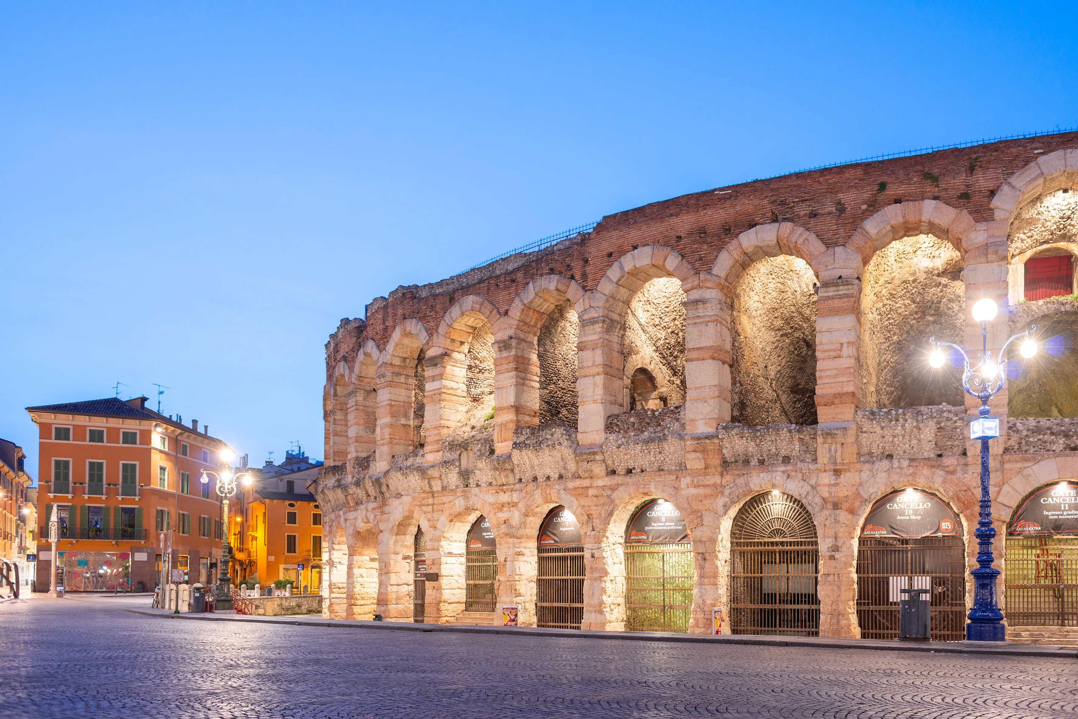 Les arènes de Vérone éclairées de nuit 