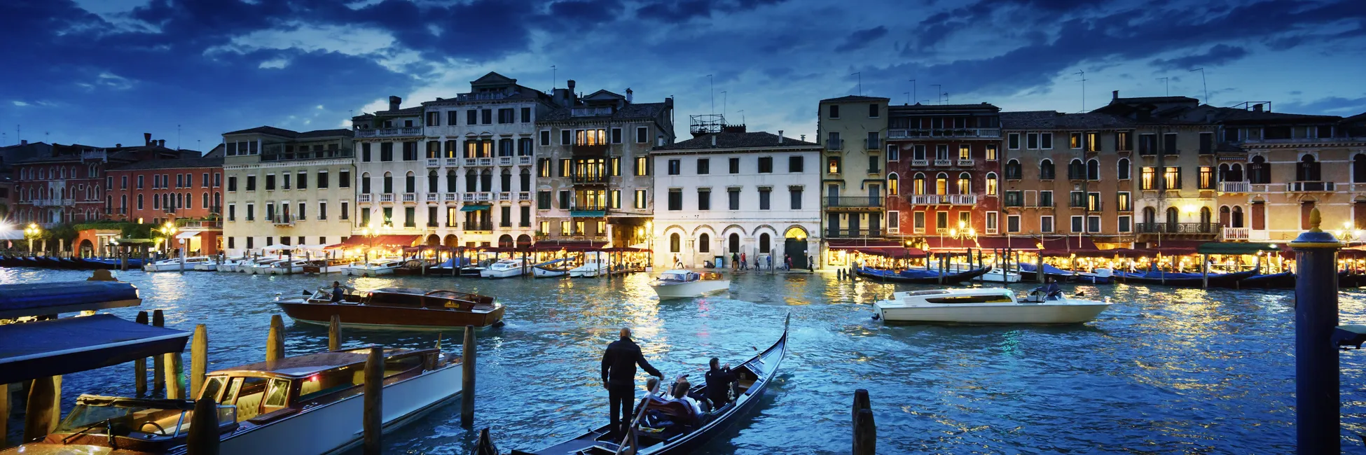 Le port de Venise éclairé de nuit 