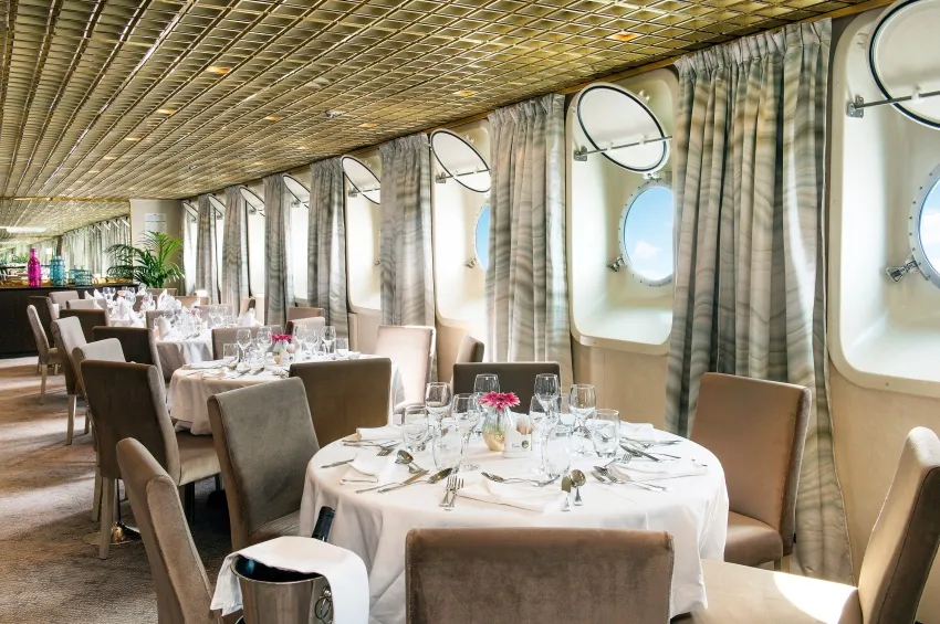 The restaurant room