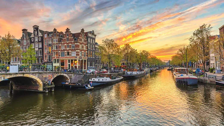 Sur le canal dans Amsterdam