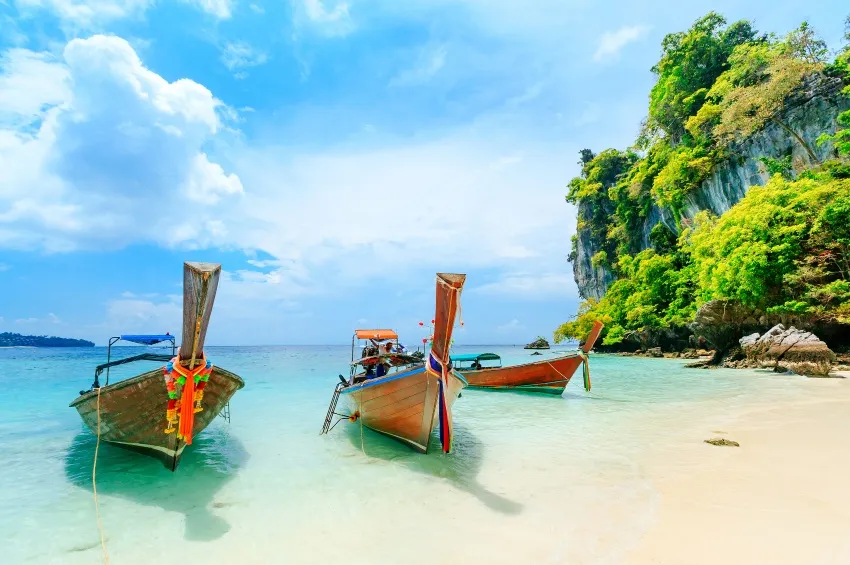 La plage et les barques à Phuket 