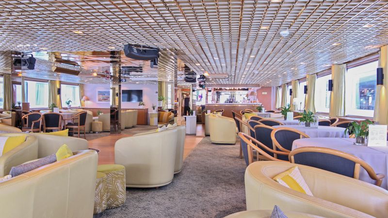 lounge bar with dancefloor