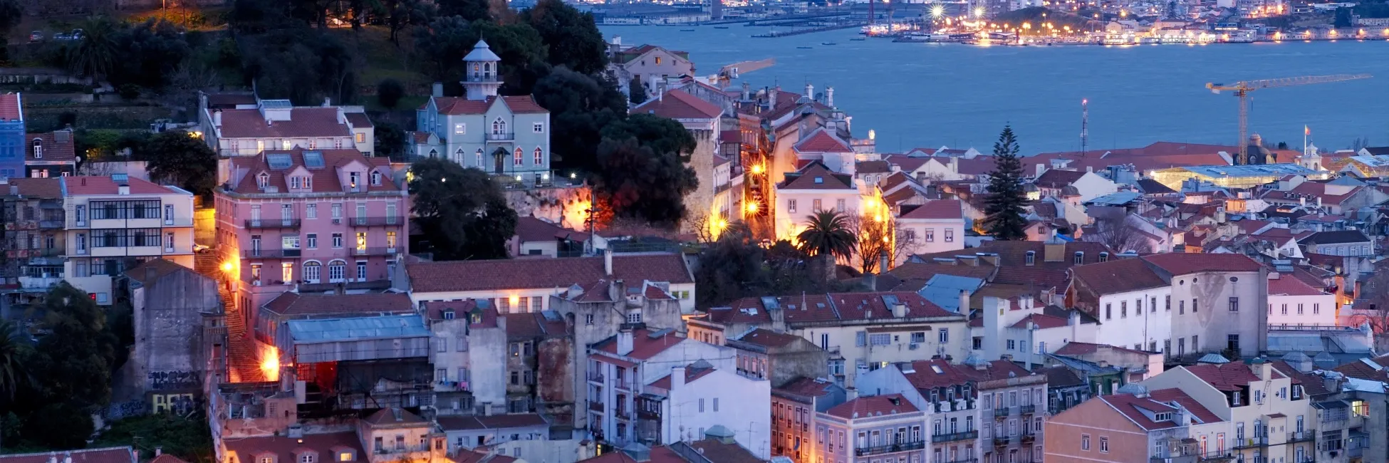 Les hauteurs de Lisbonne de nuit 