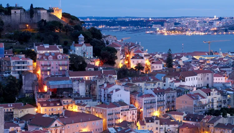 Les hauteurs de Lisbonne de nuit 