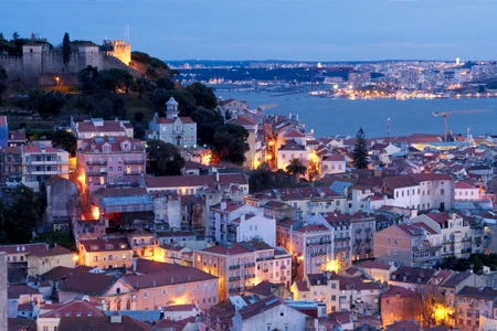 Les hauteurs de Lisbonne de nuit 
