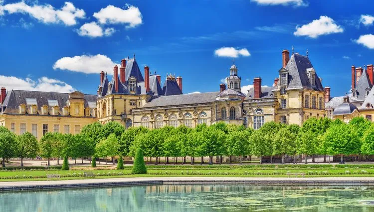 Vue ensoleillée sur le château de Fontainebleau et sa fontaine 