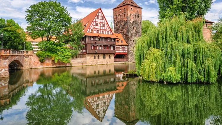 Le petit canal qui longe Nuremberg 